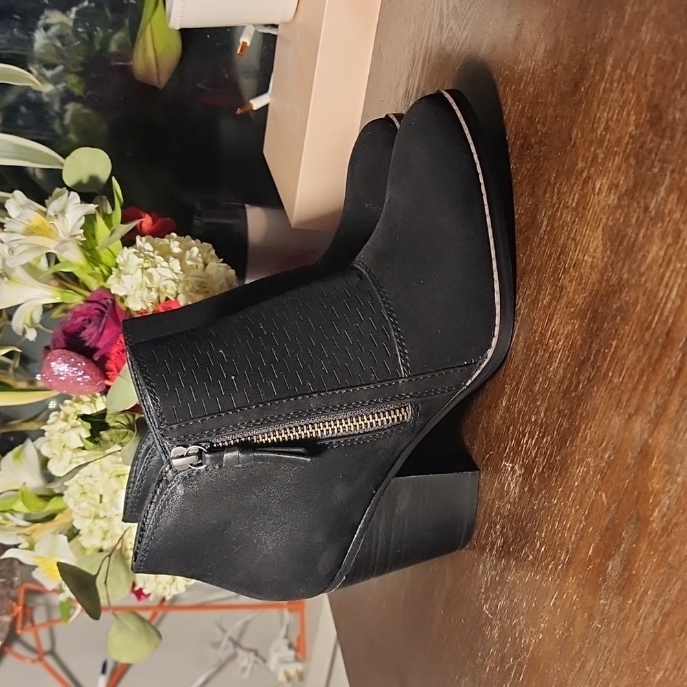 Baretraps size 7.5 ankle booties